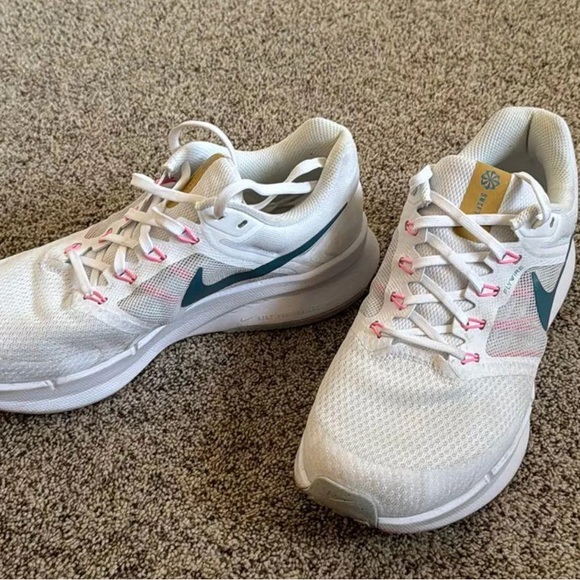 Nike swift run tennis shoes - Picture 3 of 4